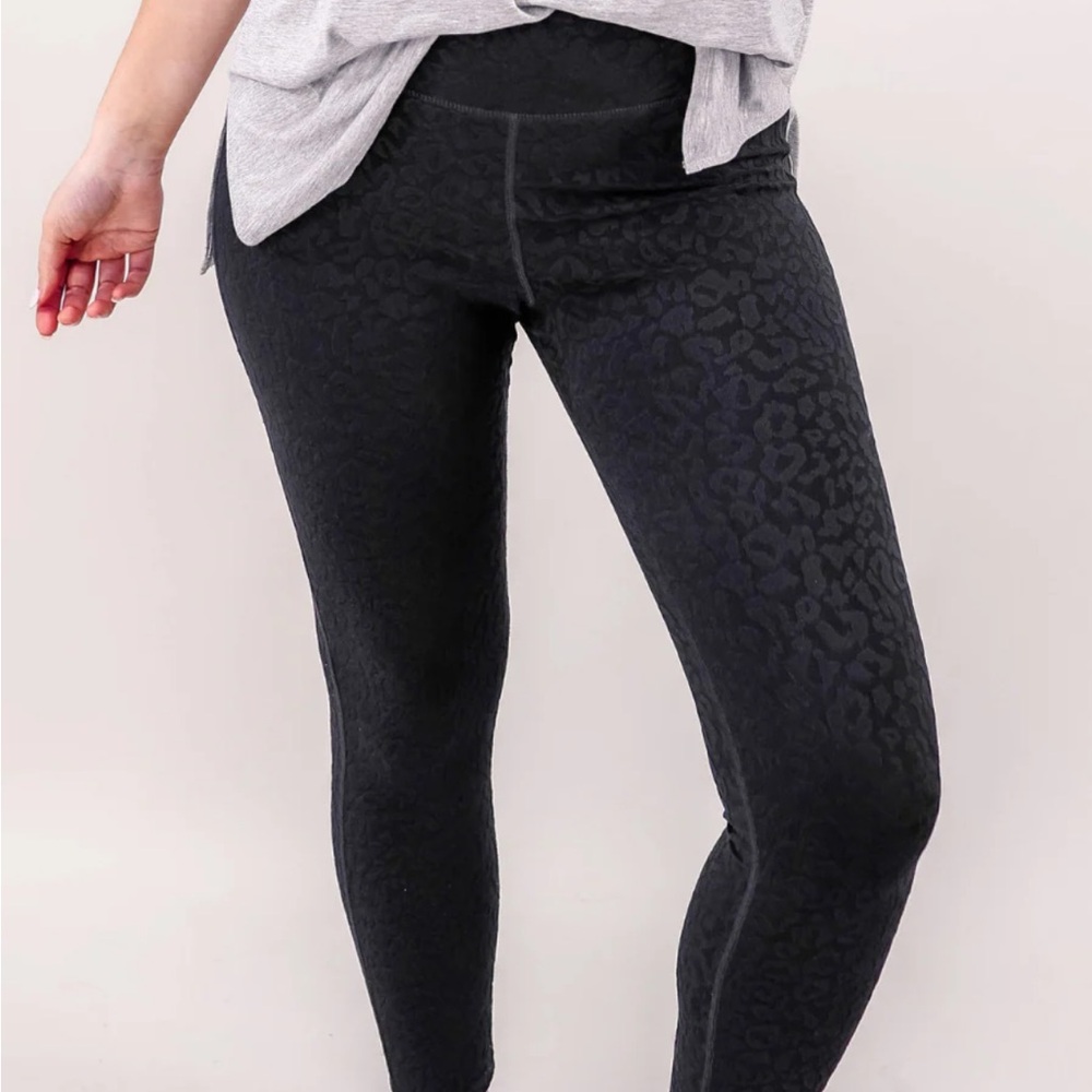 Jess Lea black leopard textured leggings- Size 1XL- Like new! - Picture 2 of 7